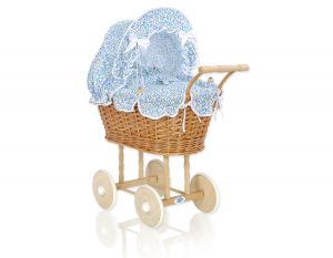 Puppenwagen aus Korbgeflecht mit blau Bettzeug und Polsterung - natur