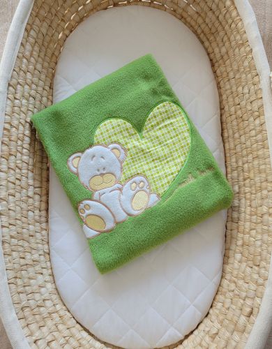 Polar fleece Decke für Babies - Milo- Teddybär mit Herz grün