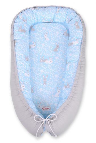 Kokon niemowlęcy dwustronny kojec otulacz Premium BOBONO- króliczki niebieskie/szary