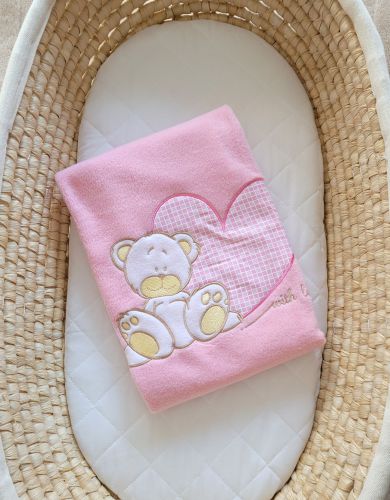 Kocyk polarowy dla niemowląt - Milo- Miś z sercem różowy